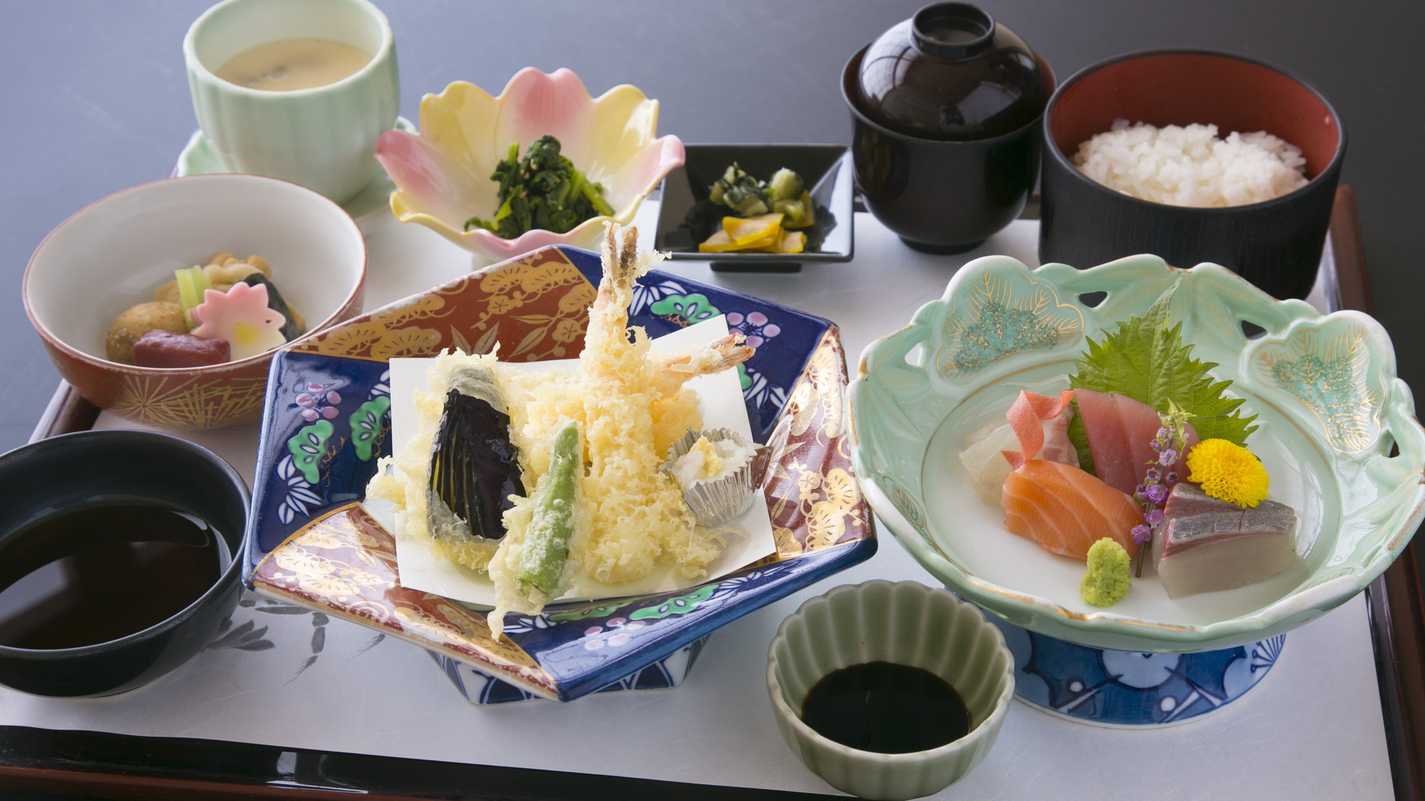 日本料理ならではの旬にこだわった食材を安心安全な地元業者から仕入れています