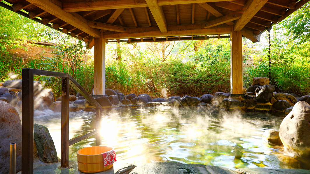 露天風呂『神嘗の湯』…;大浴場から少し回廊を歩くと自然に囲まれた露天風呂があります