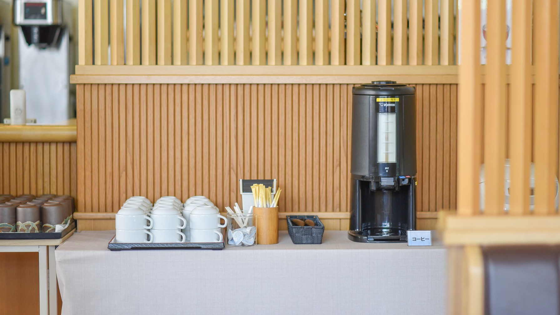 お茶やコーヒー・水をご用意しております。