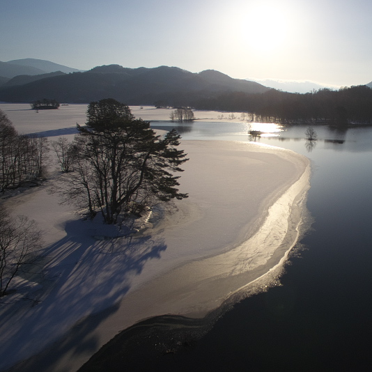 朝陽に雪面が輝いて印象的です...小野川湖上空にて