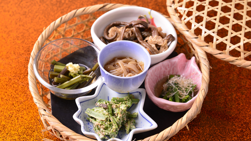 *【夕食（一例）】先付（春限定：山菜5種類かご）
