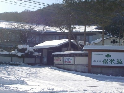 外観冬道路から