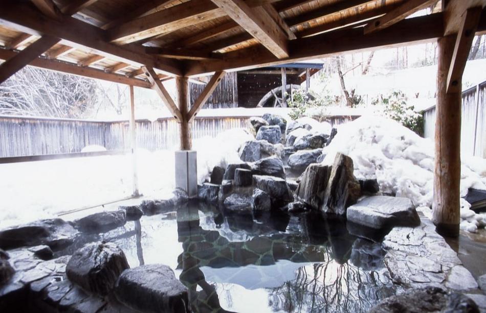 雪景色の露天風呂岩