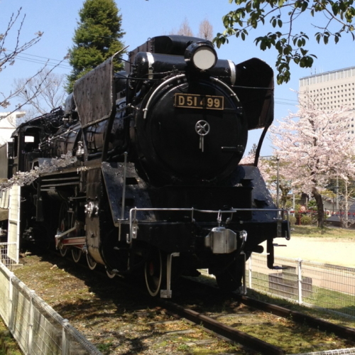 津偕楽公園の左側にある蒸気機関車（ＳＬ）Ｄ51型499号