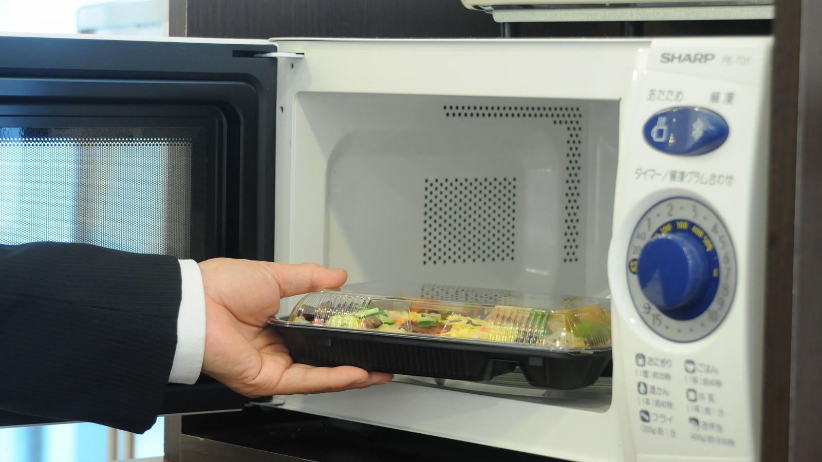 電子レンジは1階自動販売機コーナーにございます。