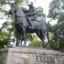 藤堂高虎像（津城跡にて）お車で約20分