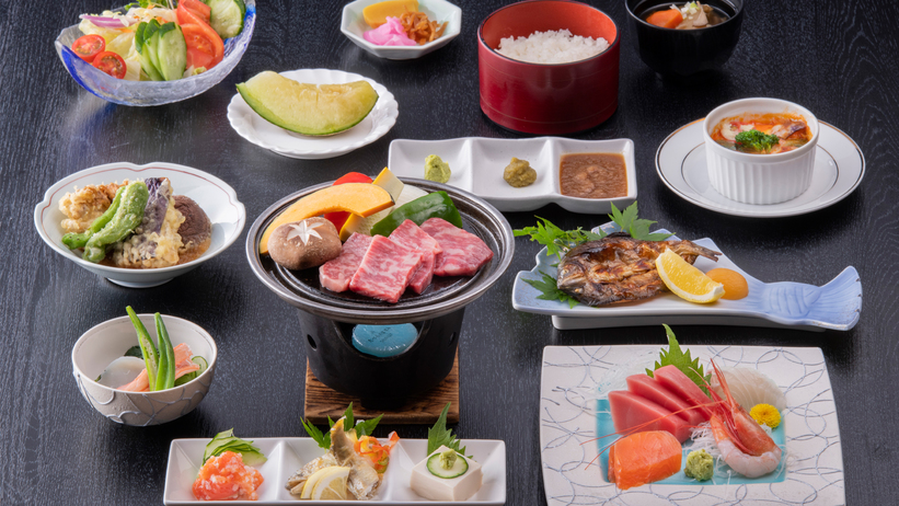 夕食の和食会席「料理長特選コース」（イメージ。季節や仕入れ状況によって内容は一部変わります）