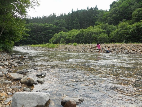 近くの川で川遊び♪