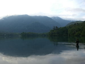 初秋の湯の湖