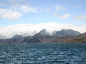 雪を抱く白根山付近