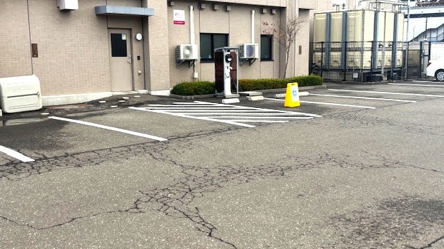 裏側駐車場【電気自動車用充電スタンドございます】