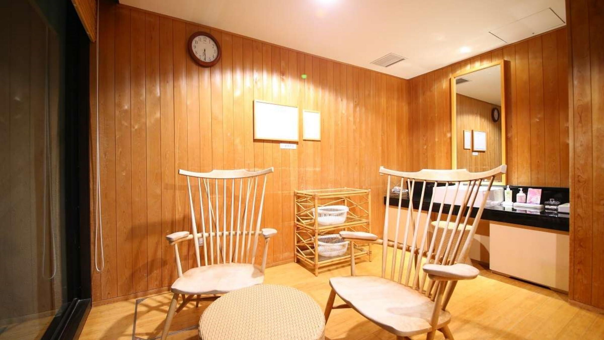 【貸切風呂「家族風呂」】湯上り後も脱衣所でゆったりとお寛ぎいただけます。