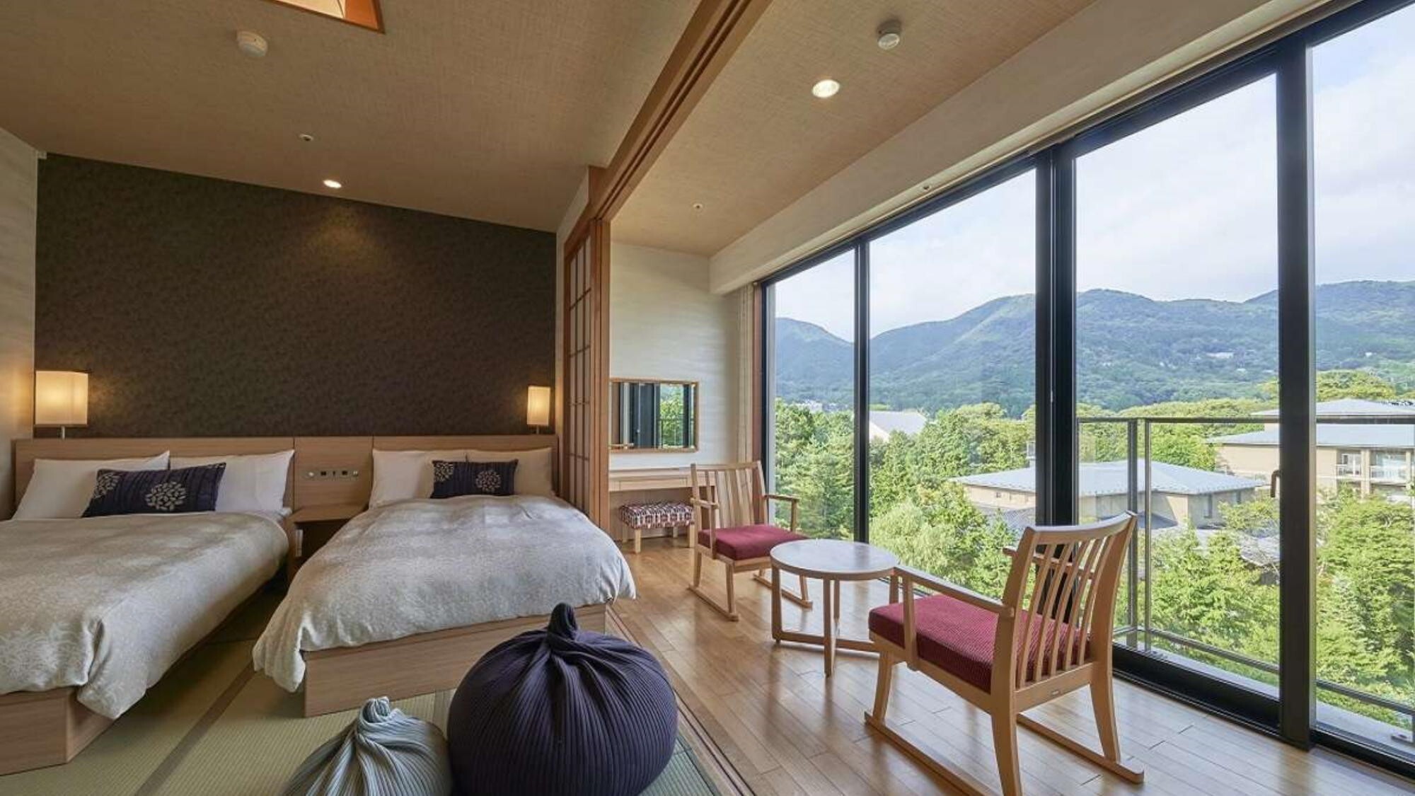 【和室ベッド46平米】10畳の畳の上にベッド2台を備えたお部屋です。