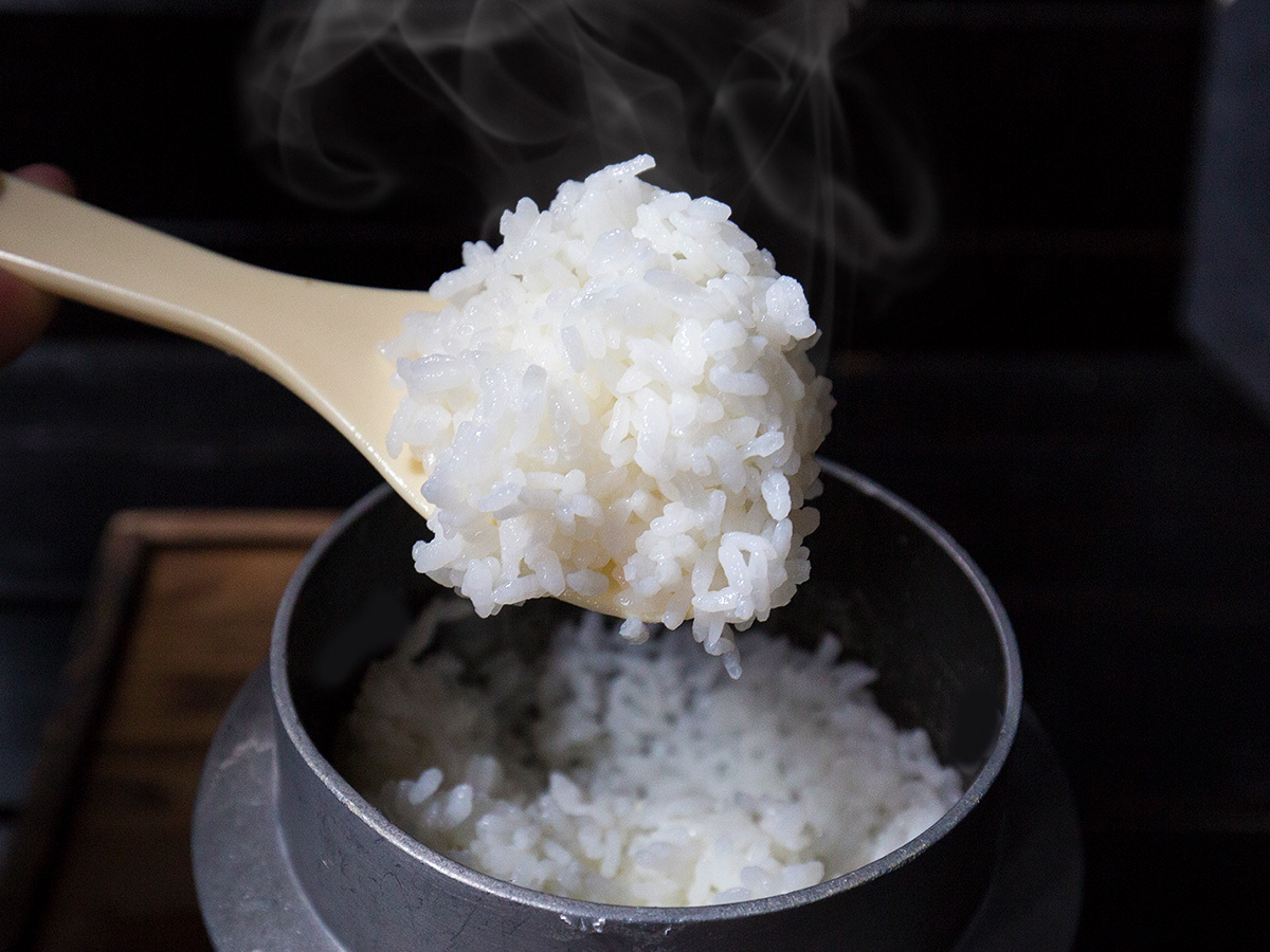 南阿蘇産のお米をご飯釜で炊いた炊きたてのご飯