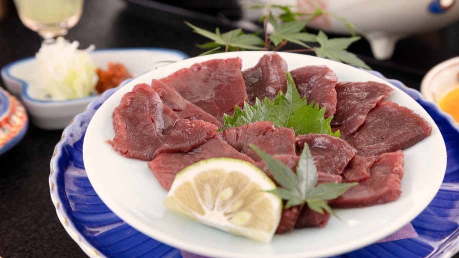 *しっとりとした食感と淡白な甘みが特徴の馬刺し。お酒の肴にも最適です。