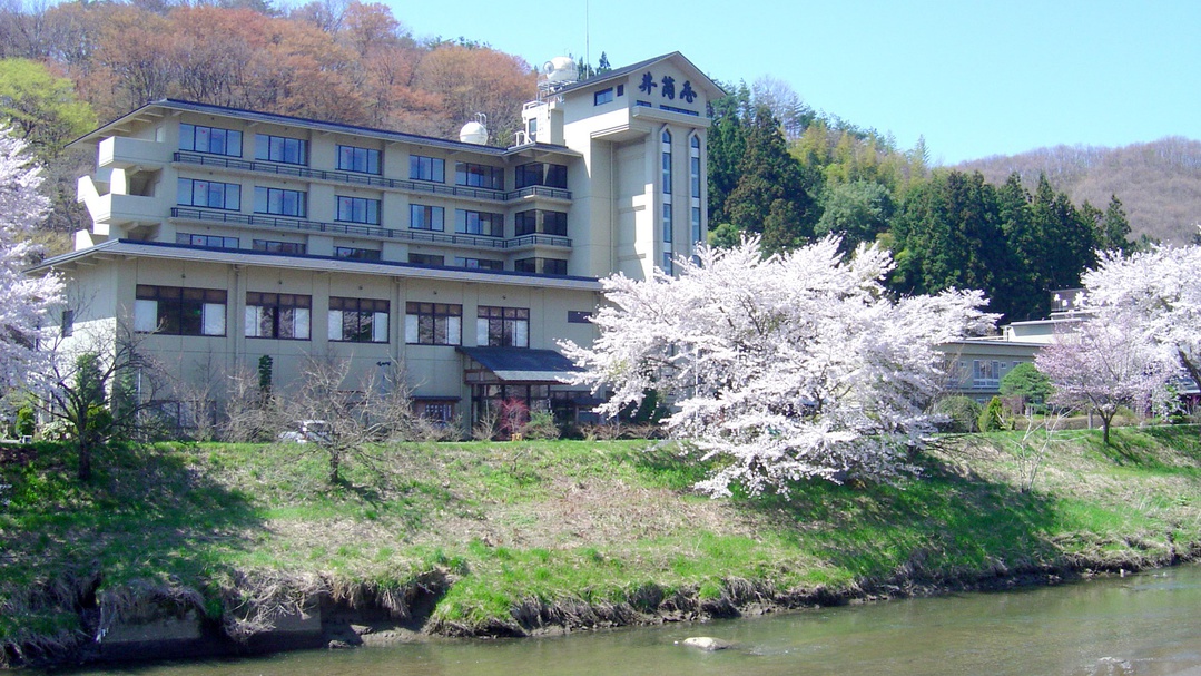 *春には桜が目の前に。川のせせらぎに耳をすませながら、お花見を♪