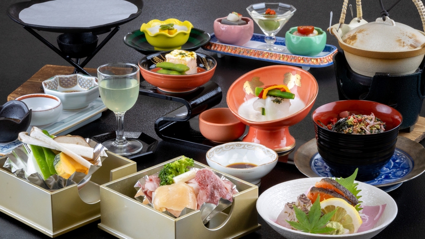 *料理長が厳選した素材で仕立てる、月替わりの味覚会席。