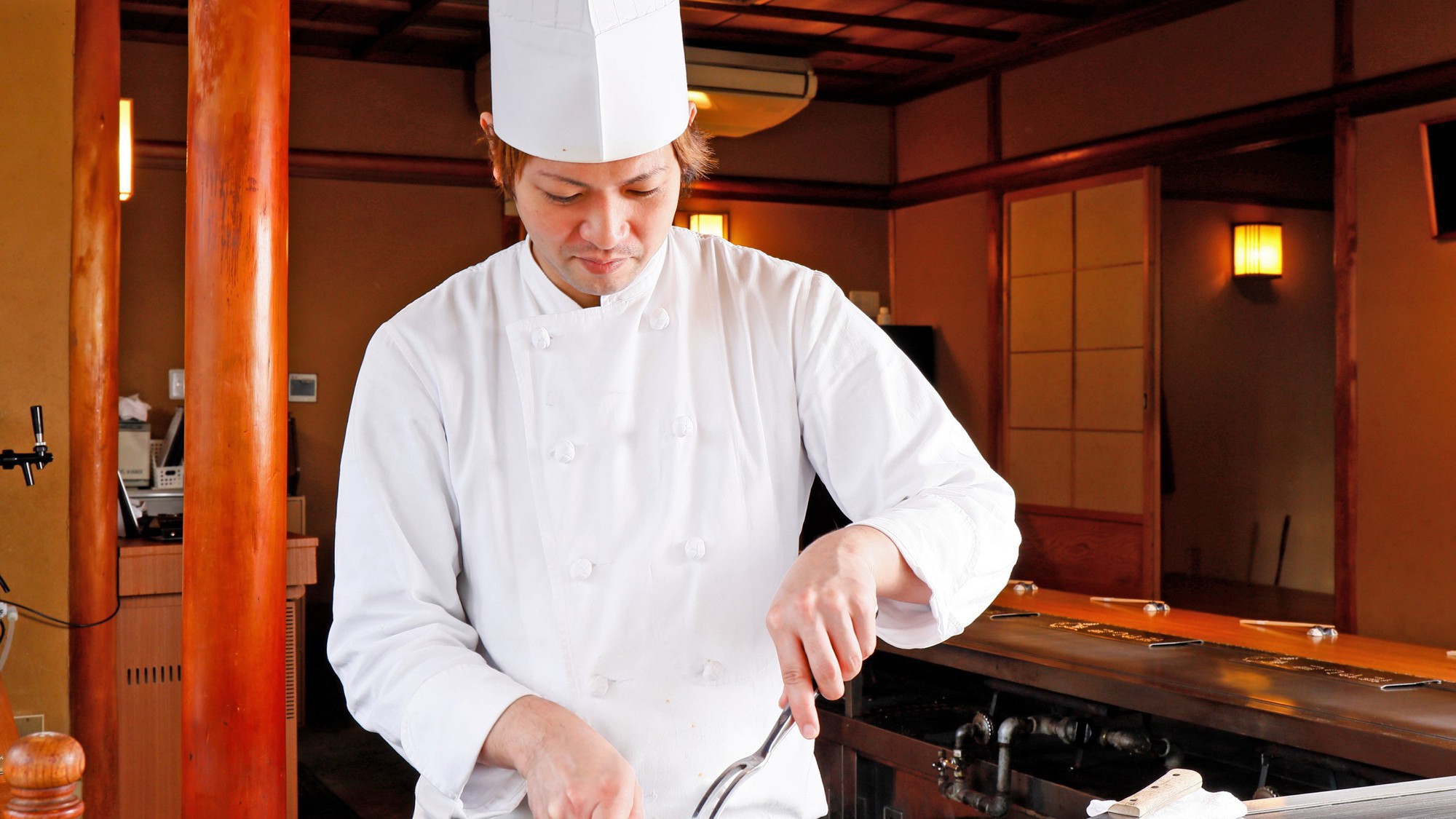 目の前で食材を焼き上げる、その料理人の華麗な手さばき♪