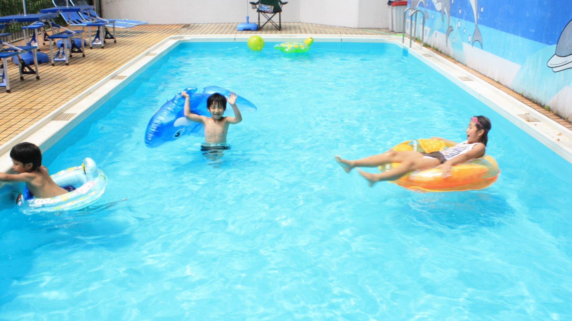 【夏季限定「屋外プール」】水深約80cmで安心して遊べます。7月中旬より