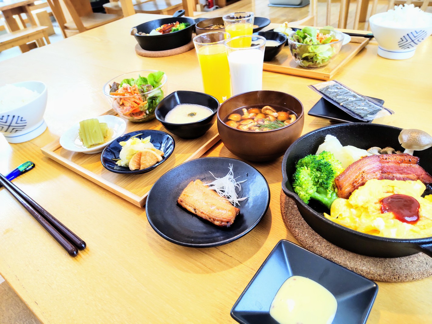 朝食は和食卵料理は熱々のスキレットで