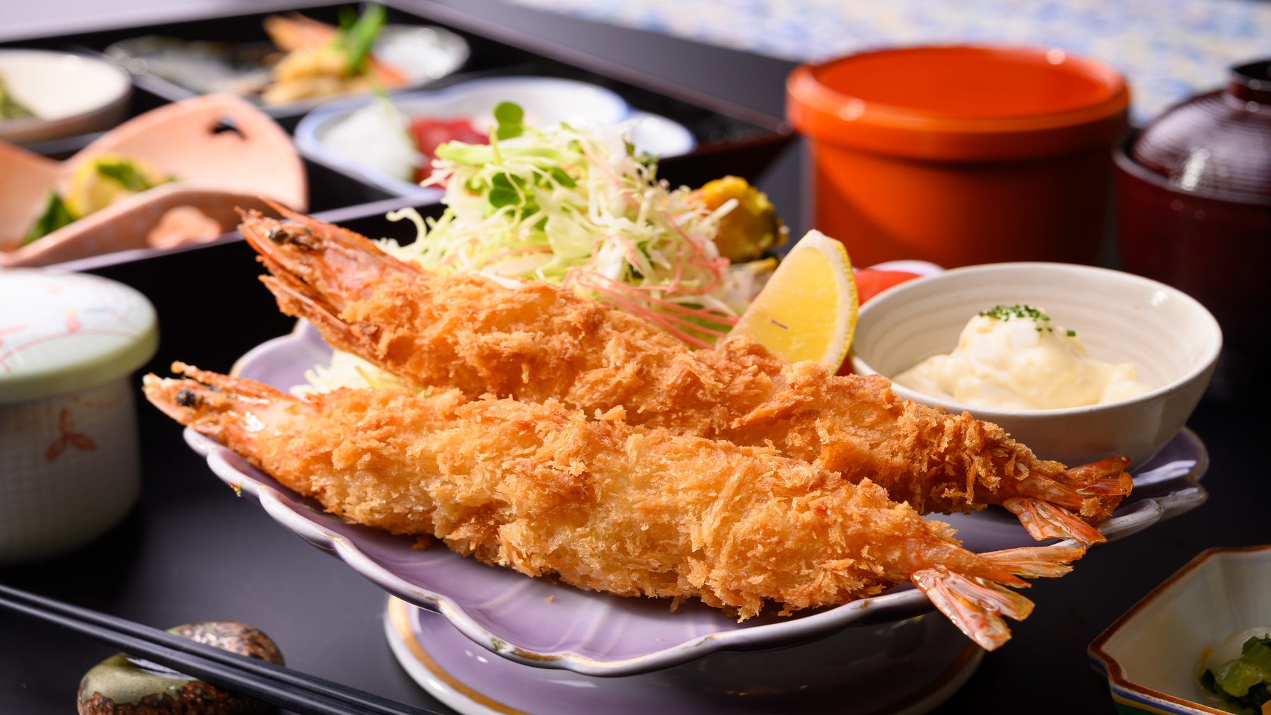 松花堂御膳とおおきな海老フライのおなか満足の食事です。