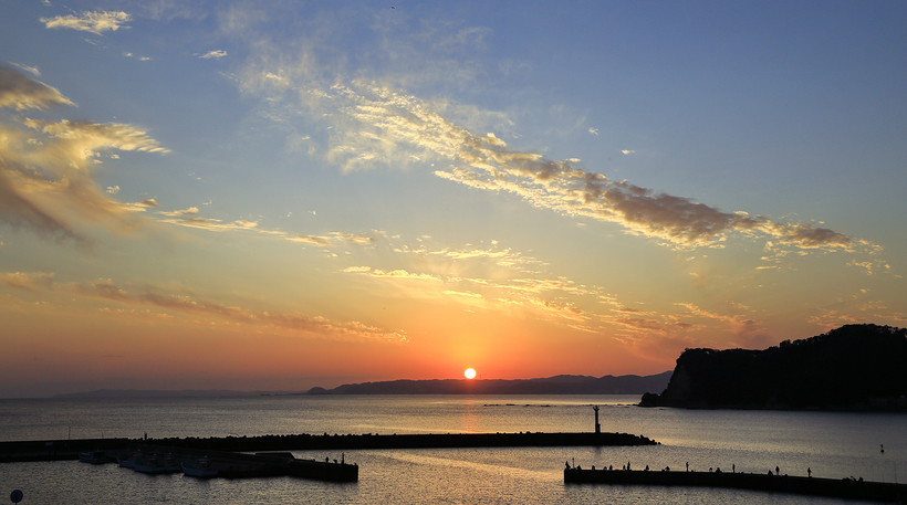 沈みゆく夕陽を眺める安らぎのひととき