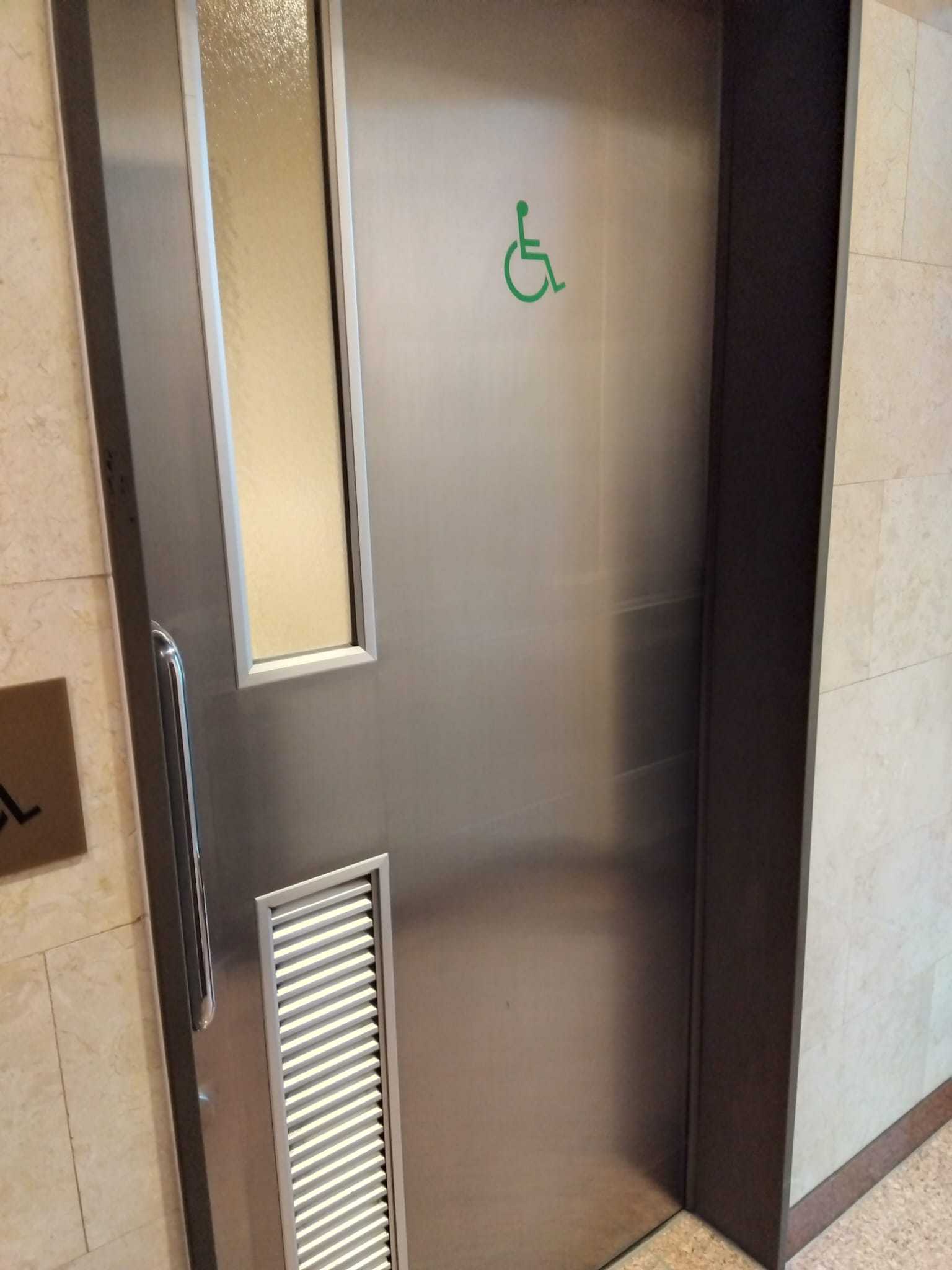 車椅子の方専用トイレ(1階)