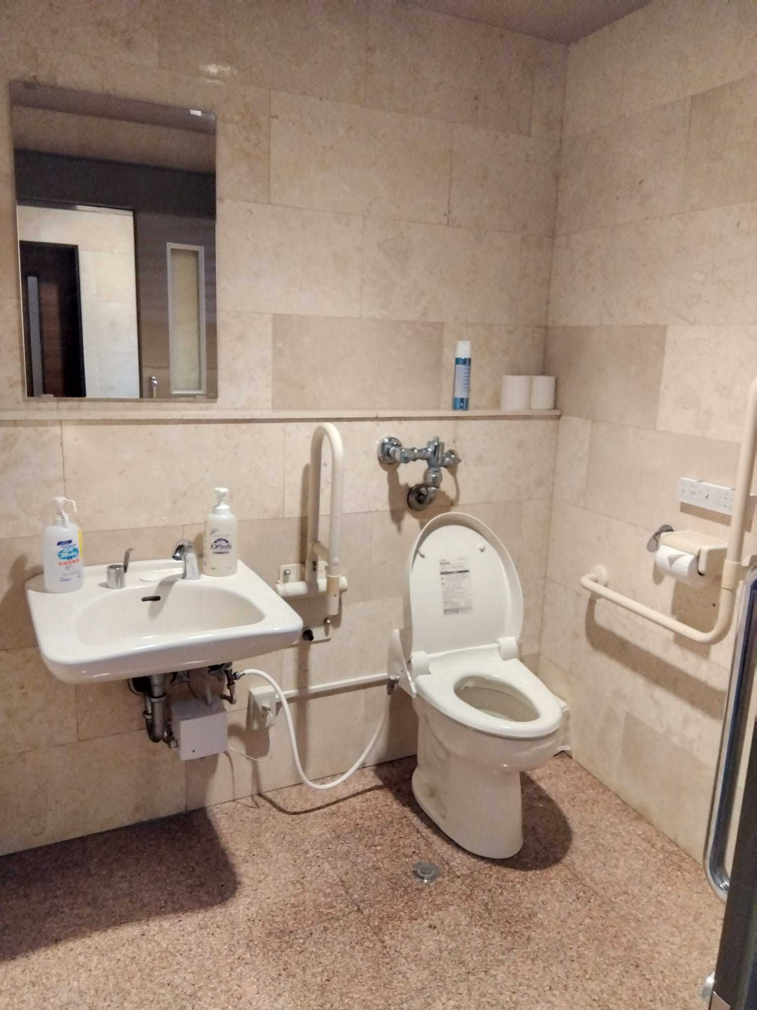 車椅子の方専用トイレ(1階)