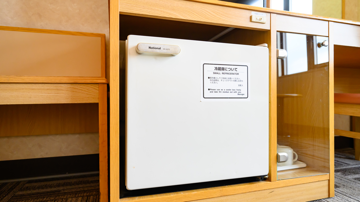 【客室】冷蔵庫お部屋に備え付けがございます。