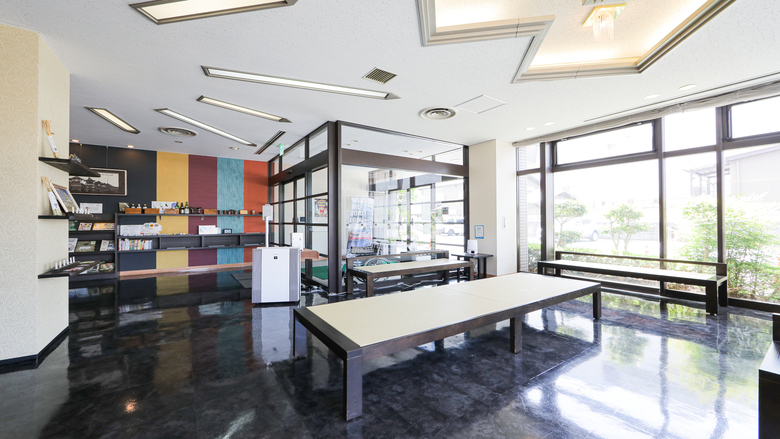【館内】展示コーナー芭蕉の俳句、伊賀焼き、組みひもなどを展示しています。