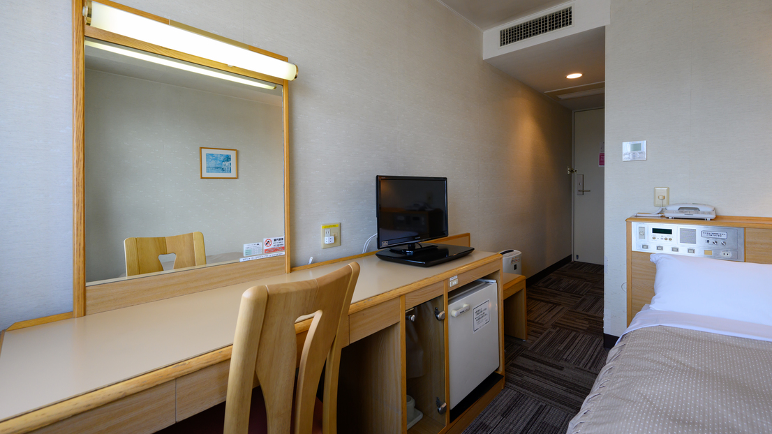 【シングルスタンダード】広々としたデスクは、お部屋での仕事にも最適。