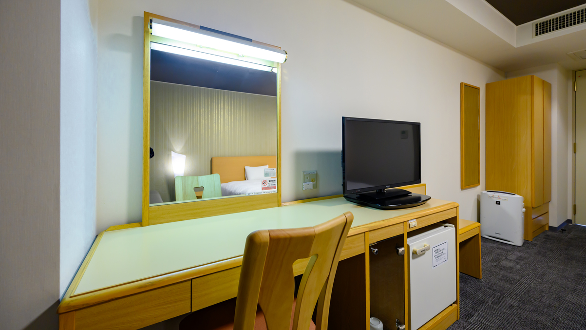 【クイーンスタンダード】エグゼクティブシングル広々としたデスクは、お部屋での仕事にも最適。