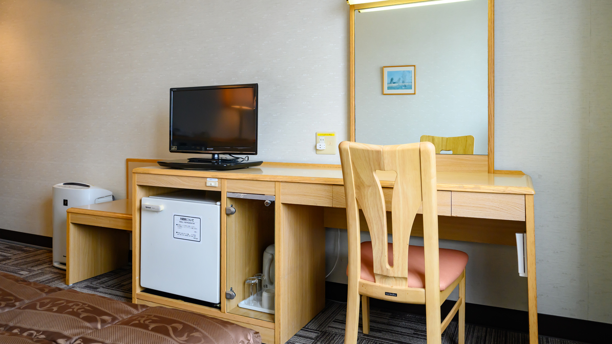 【ダブルスタンダード】広々としたデスクは、お部屋での仕事にも最適。