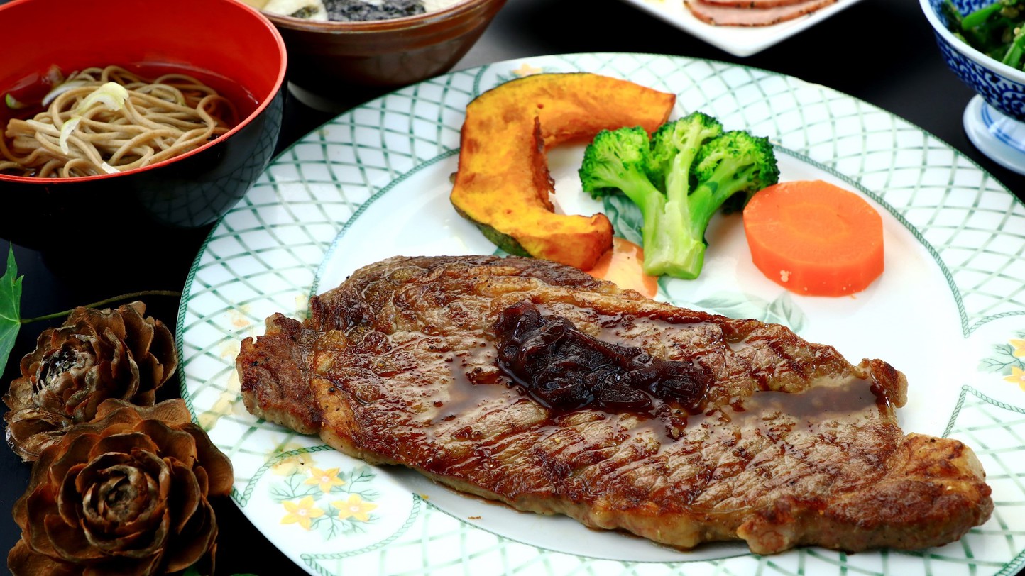 【夕食】ボリューム満点の牛肉ステーキ
