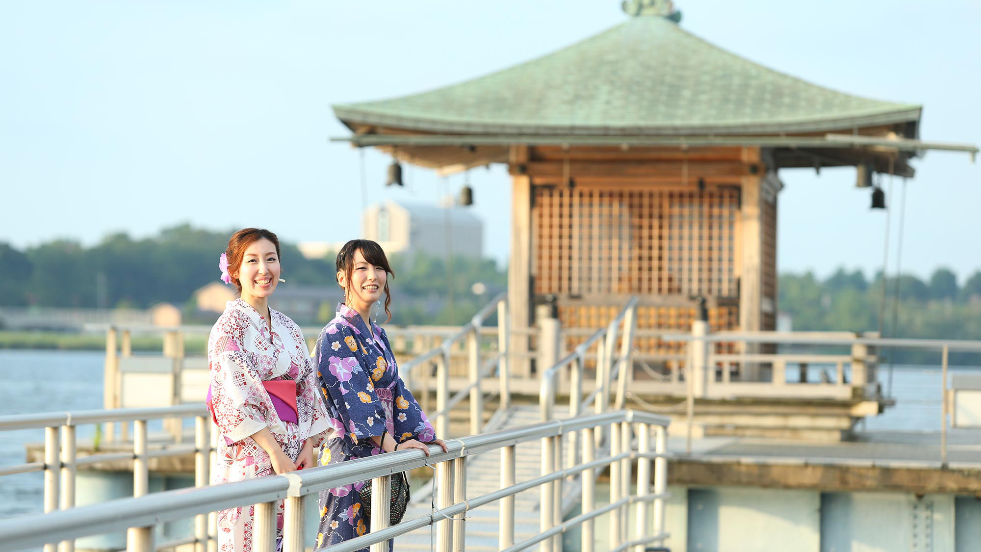 山潟に浮かぶように建てられた浮御堂