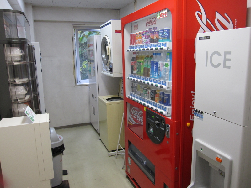 自動販売機、コインランドリ−、製氷機（無料）