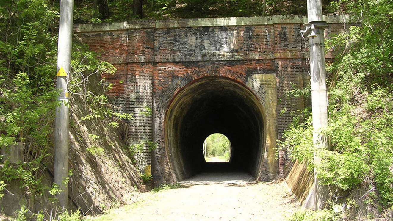 *明科廃線跡トンネル。明治時代のものがそのまま残されています。木々の色づきが魅力な場所でもあります。