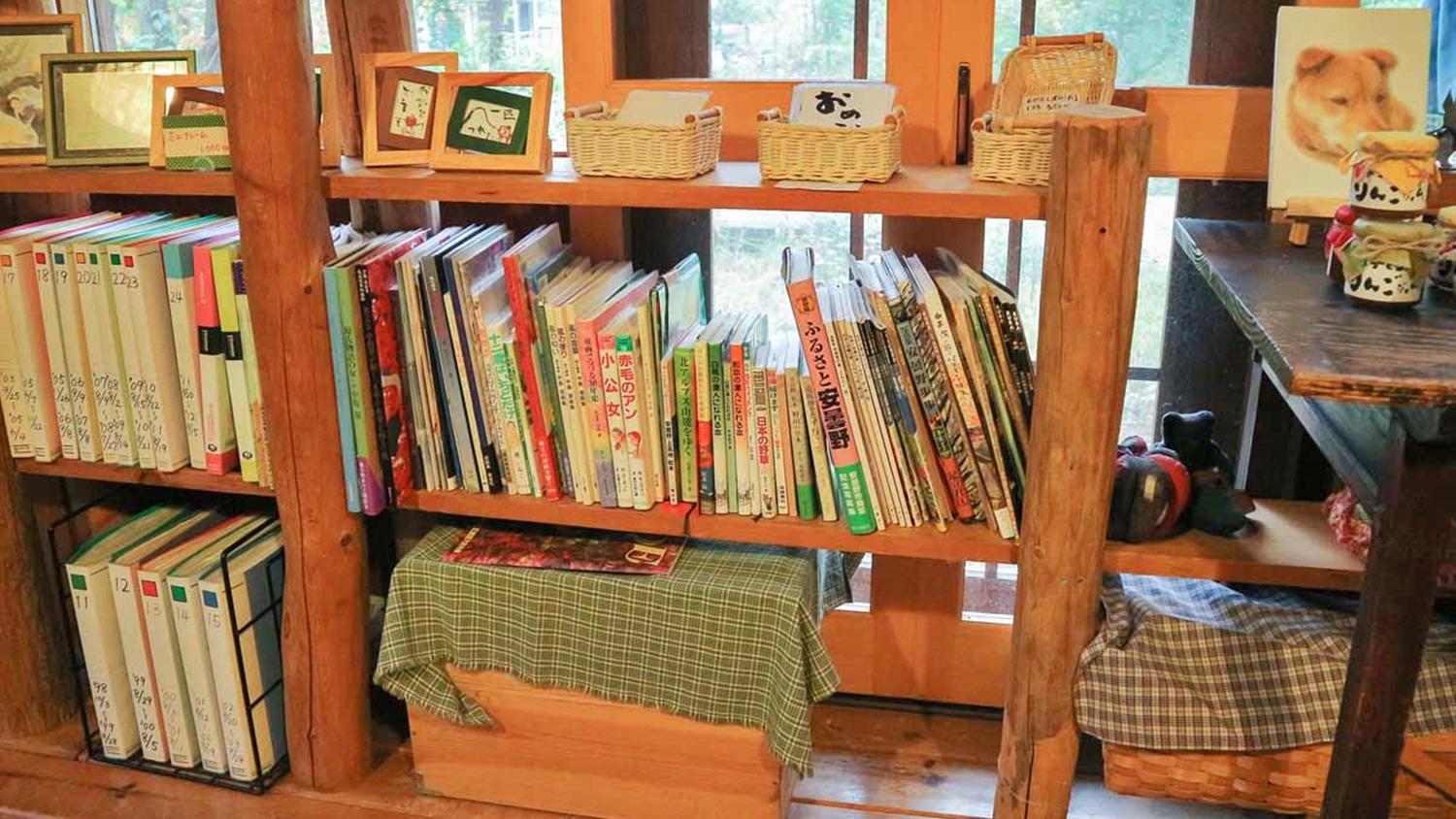 *本棚には、お子様向けの本も多数ご用意しております。ゆっくり読書をお楽しみください。