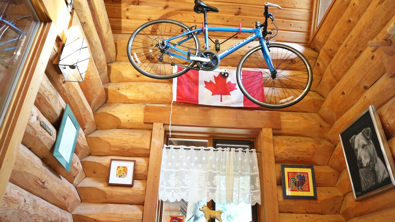 *玄関にはカナダの国旗と自転車を飾っています。当ろっぢは本格的カナディアンログハウスです。
