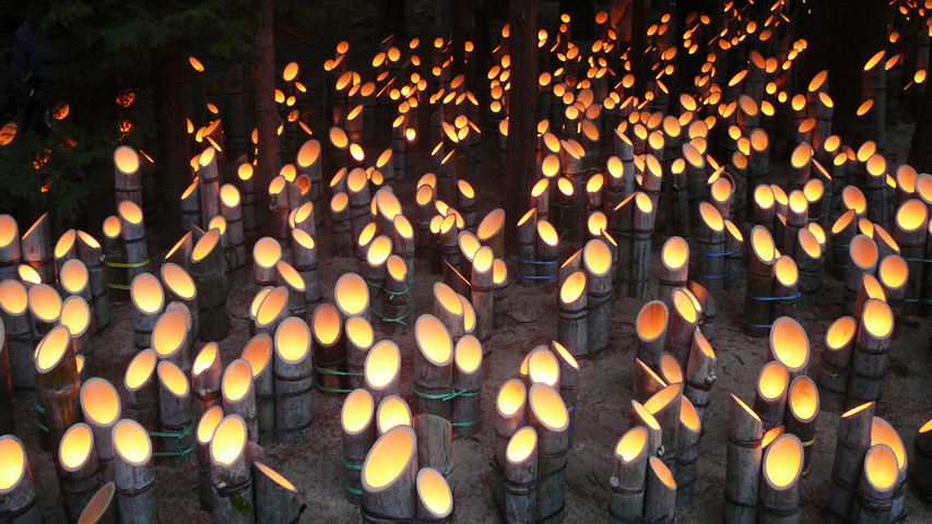*安曇野神竹灯(かみあかり)穂高神社境内にて8，000本の竹灯篭に点火をします。