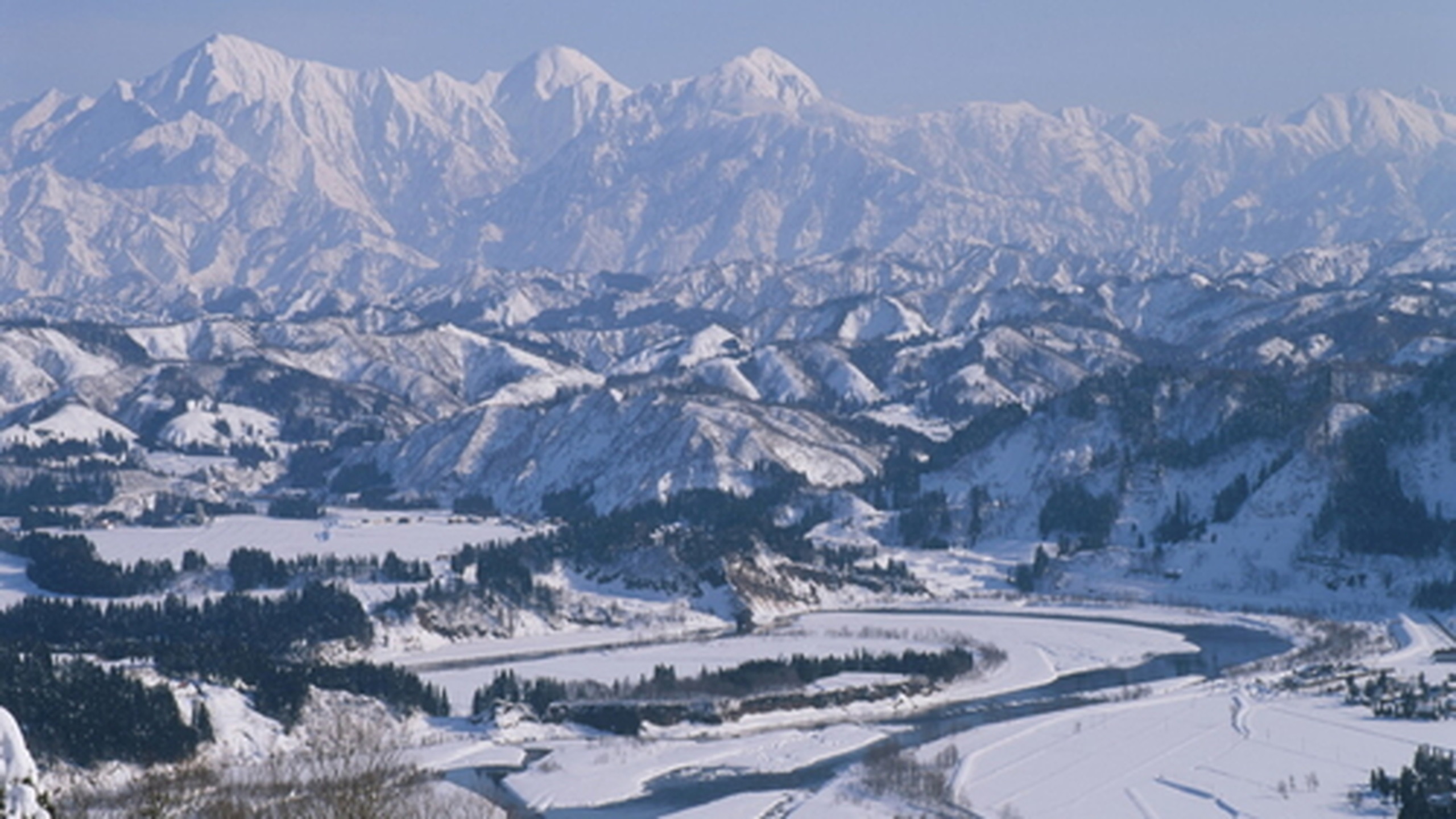 越後三山・信濃川 【写真提供：公益財団法人新潟県観光協会】