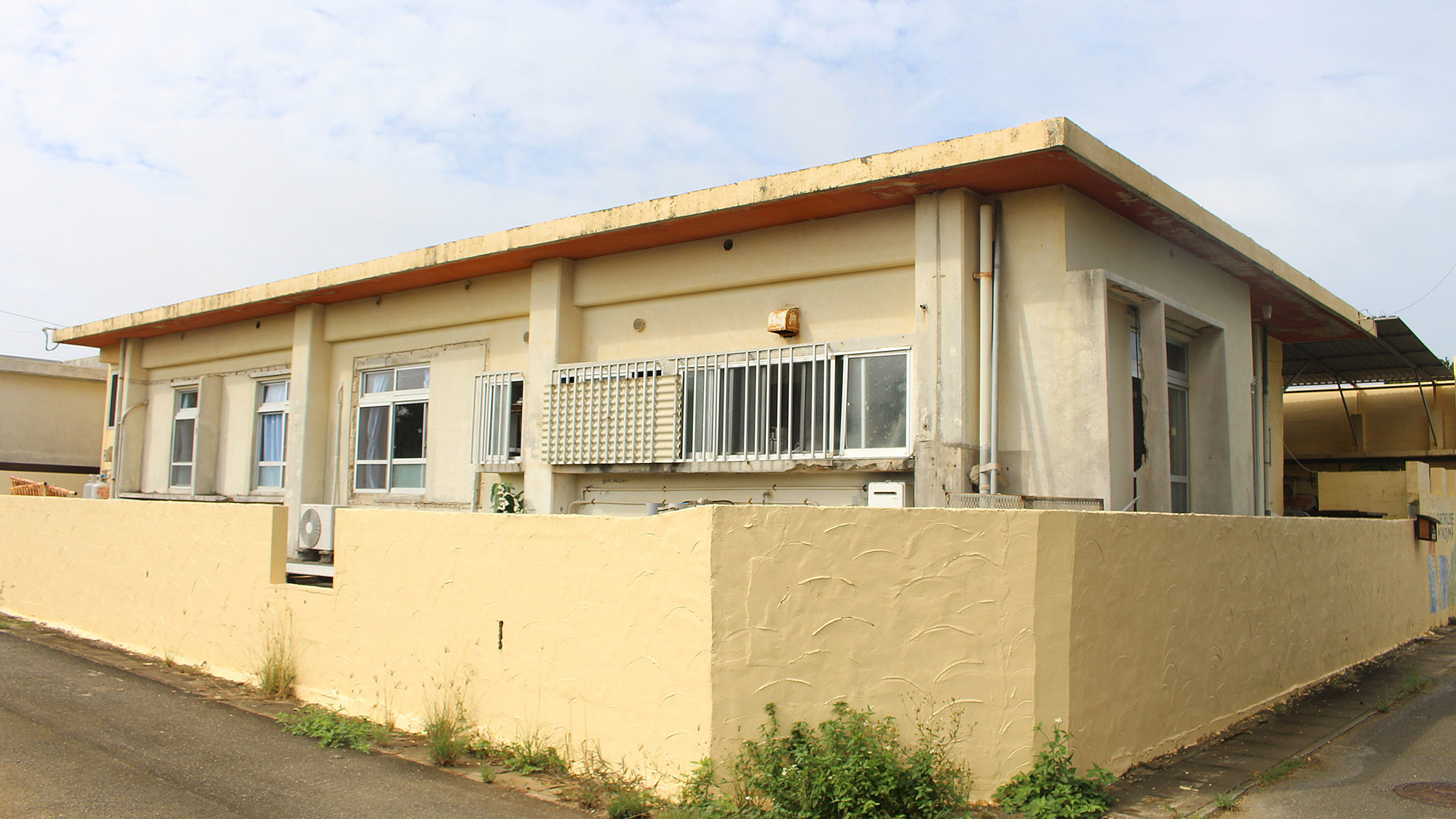 ・ゲストハウス宮古島の外観、沖縄の一般的な鉄筋コンクリート造りの一軒家を改装した宿です