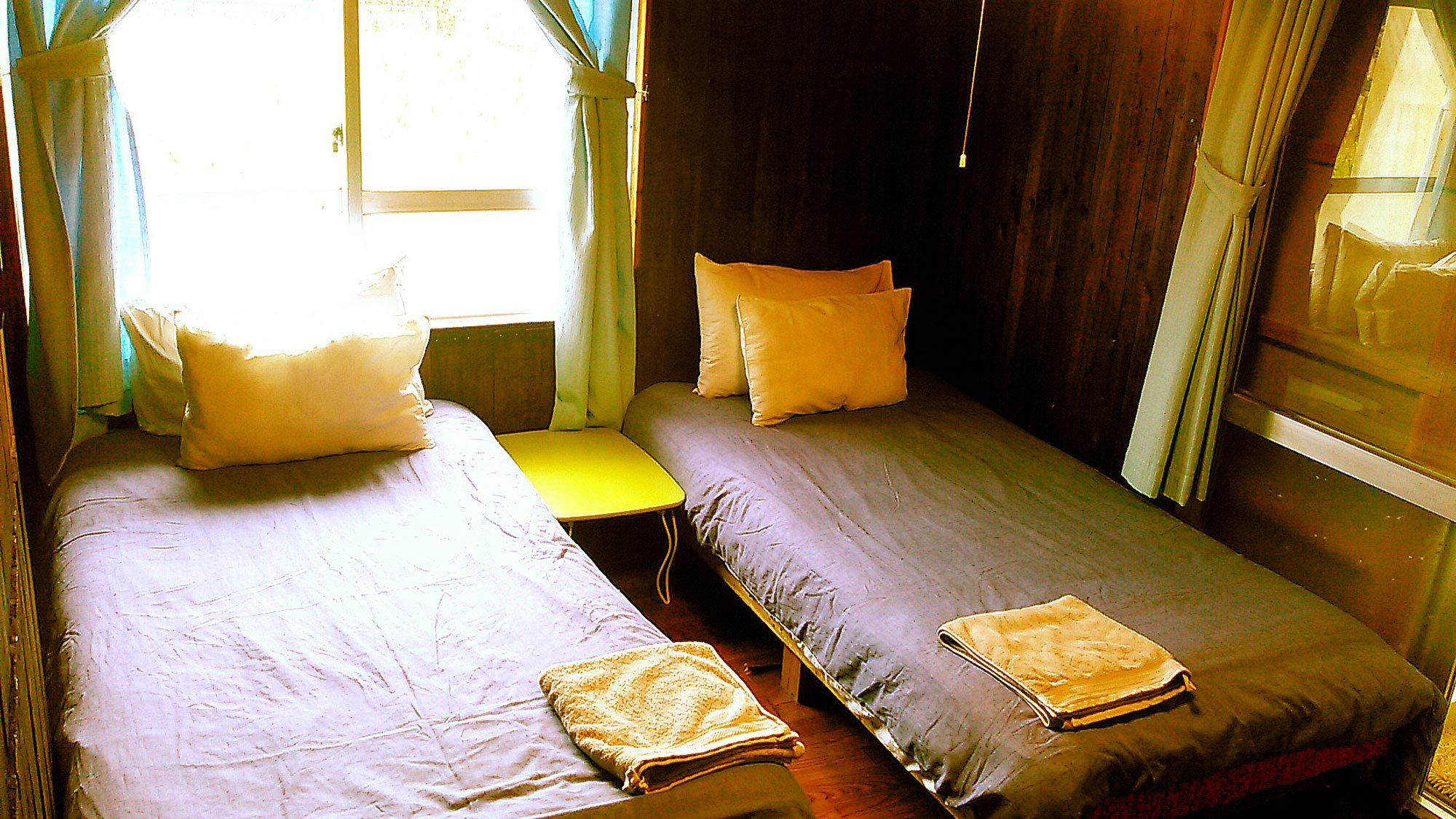 ・個室Aタイプの寝室です。広さ12.72㎡（約８畳）。シングルベッド2台、2名様ご利用時はリクエスト