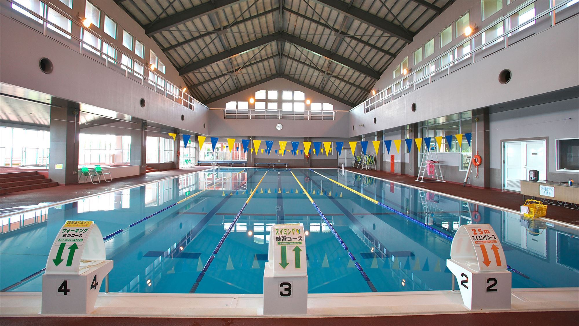 スポーツ棟屋内温水プール