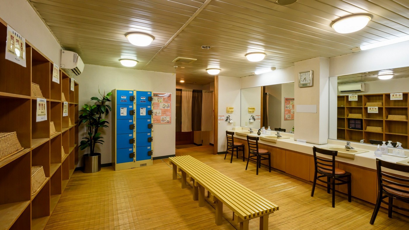 脱衣所は広々とした造りになっており、湯上りには椅子で休憩ができます。