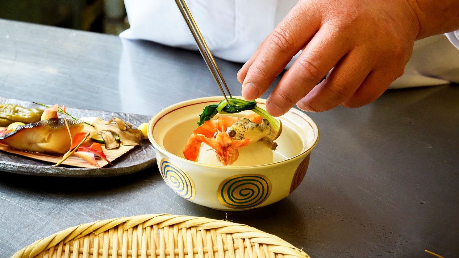 料理人が一つ一つ、真心込めて手造りしております。