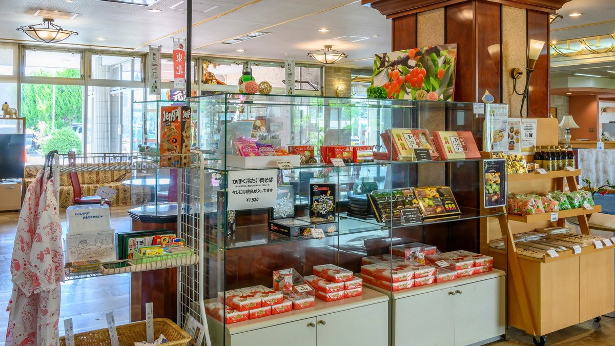【売店】各種おみやげ物を取り揃えております。