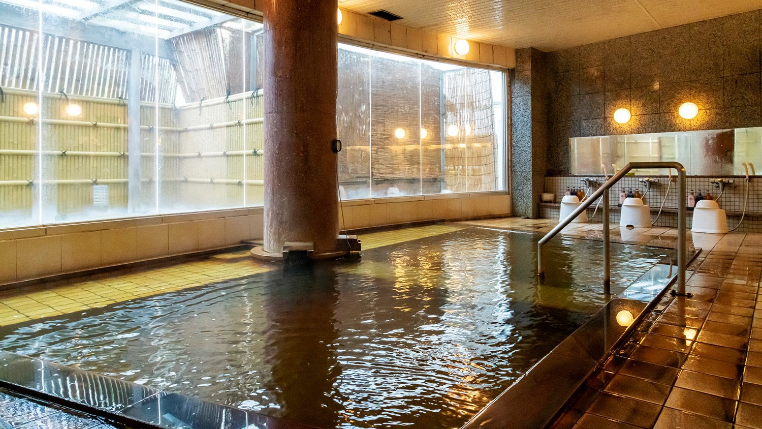 天然温泉の大浴場。「美人の湯」と呼ばれる温泉に多い泉質で、肌がなめらかに。泉質は炭酸水素塩温泉