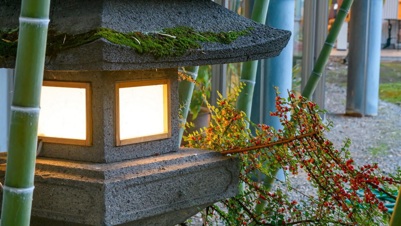 日が暮れると明かりを灯す灯ろうも。庭園の夜景をより美しく見せています。