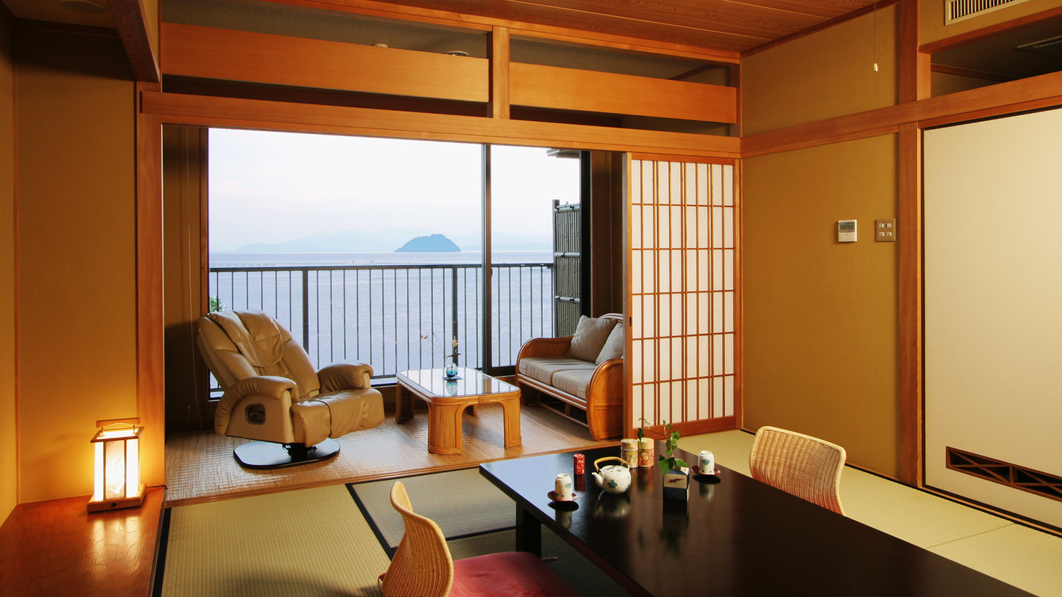 和室303号室から琵琶湖の眺め